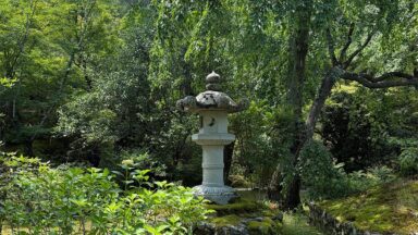 Stenen lantaarn in een Japanse tuin.
