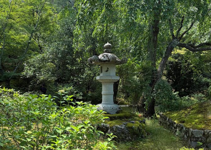 Stenen lantaarn in een Japanse tuin.